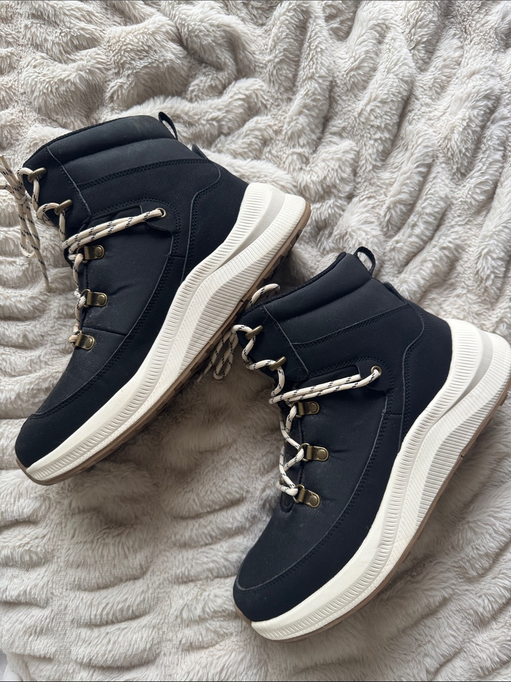 Black High-Top Snow Boots with Contrast Laces